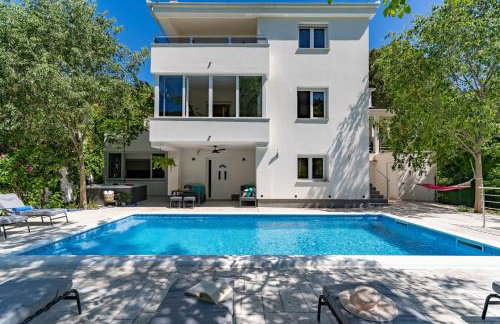 Villa Zara with 32 sqm heated Pool, Jacuzzi, Billiard, Tennis table, 8pax - Photo 3