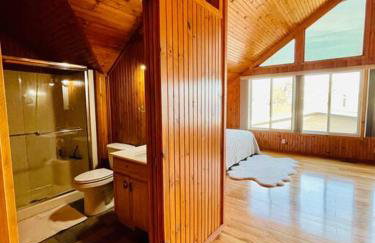 Unforgettable 4 bedroom 3 bath waterfront cabin - Photo 12