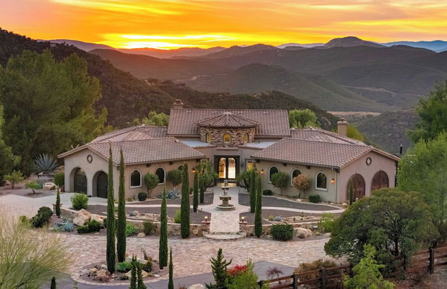 Hilltop Estate w/ Pool, Hot Tub, Fire Pit, Views Cleveland Vista by Avantstay - Foto 2