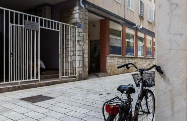 Cultural Haven Central Two Bedroom Apartment in Zadar With City Views - Foto 26