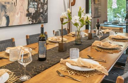 Design-forward Palm Springs home w saltwater pool lush yard multiple outdoor dining areas Casa Papagayo by AvantStay - Foto 13