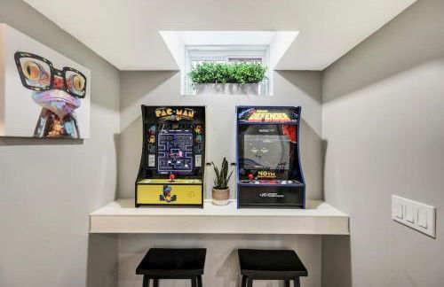 Modern 5BR, Kid-Friendly Home In Poconos with Pool Table - Foto 61