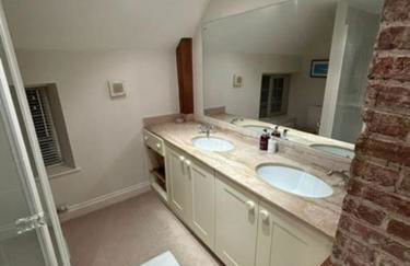 Spacious 4 bed family home near coast - Foto 32