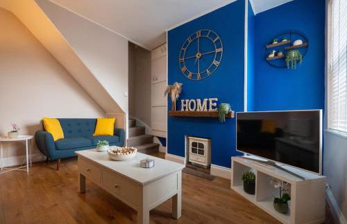 Whole Town House - Town centre! - Photo 1