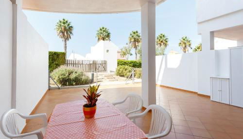 Bonito apartamento en campo de golf con piscina - Photo 4