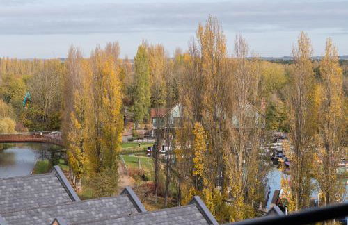 Modern Canal-Side Apartment in Milton Keynes - Photo 28