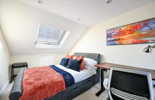 Modern 2BR Apartment for Contractors, Balcony & Fast Wi-Fi, W6 - Foto 31