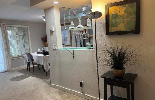 Pet Friendly Bellevue Condo with Stunning City Views - Foto 16