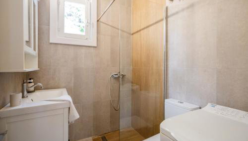 Elegant Private Residence in the Heart of the City 200m from the Beach - Photo 3, towels, Shower, heating