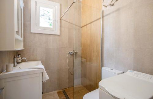 Elegant Private Residence in the Heart of the City 200m from the Beach - Photo 3