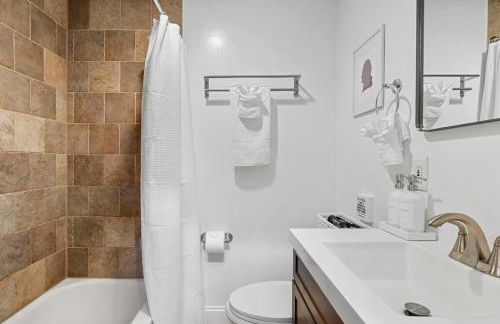 Luxury DC Rowhouse with Rooftop Firepit & Private Hot Tub- Near U Street & Logan Circle - Foto 39