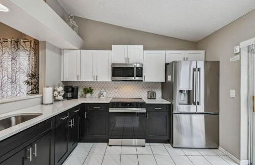 THIS IS PARADISE FOUND! Private In-Ground Pool Home, Views, Near Dis, NO Steps, LOW Rates! - Foto 12