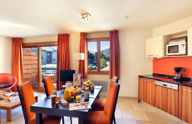 3 bedroom Apartment in Saint-Chaffrey with swimming pool and garden - Photo 4