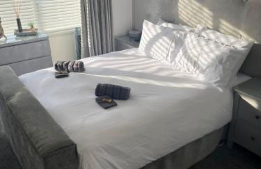 Stylish Home Away From Home! 6 Minutes from Beach! - Foto 13