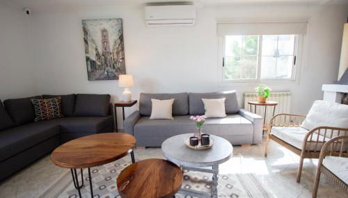 2 Private Abodes in One Magnificent Villa! - Foto 2