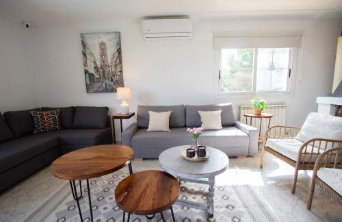 2 Private Abodes in One Magnificent Villa! - Foto 2