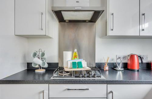 Detached 4 Bedroom 2 Bathroom House - Driveway Parking, Fast WiFi and Smart TV by Yoko Property - Foto 24