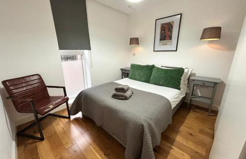 Modern 2BR East London Flat with Balcony near the tube - Foto 8