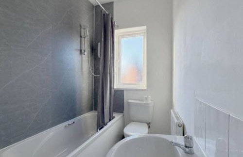 3-BR Home in Wigan | Free Wi-Fi | Comfortable Stay - Photo 13