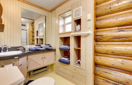 Creekside Silver Gate Getaway with Fireplace! - Foto 18