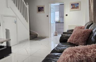 Luxurious 2 Bedroom House With Garden And Free Parking - Foto 1