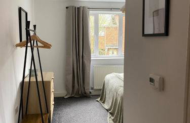 Ashford 4-Bed Townhouse with Garden and Parking - Foto 35