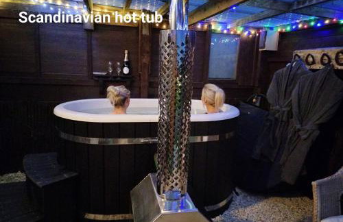 The Hideaway with hot tub - Foto 35