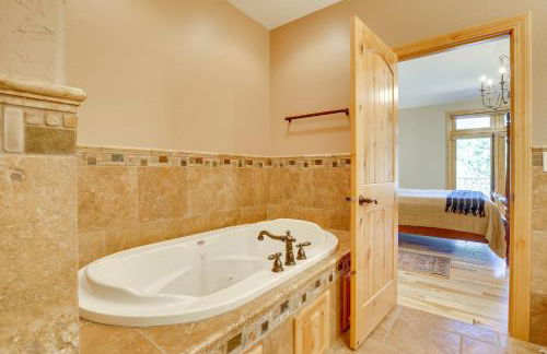 Hot Tub and Golf Course Views Luxe Sturgis Home! - Foto 17