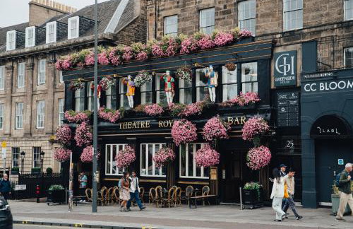 Modern Central 2 Bed Apartment with Parking - Foto 19