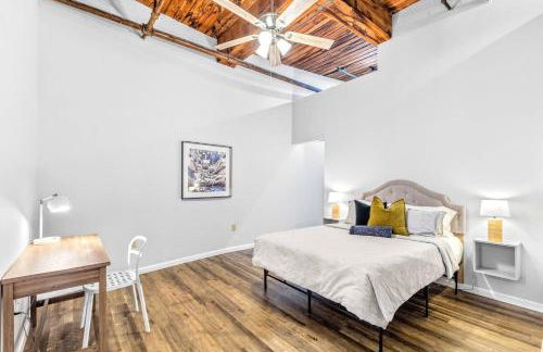 Celebrate the Season in a Trendy STL Loft 4D - Foto 6