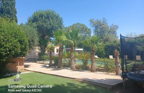 Magnifique villa avec piscine 10x5 m sur 1800m2 de terrain avec parking privatif cuisine recente equpee 3 chambres dont 2 parental au rdc avec wc separe pas de vis à vis terrain de petanque bbq climatisation jeux enfants - Photo 4