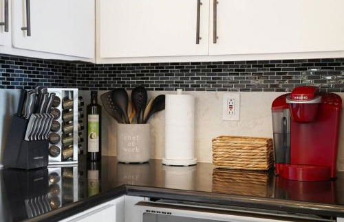 Mountain View 2BR 1 Bath Retreat with Private Lanai - Photo 21