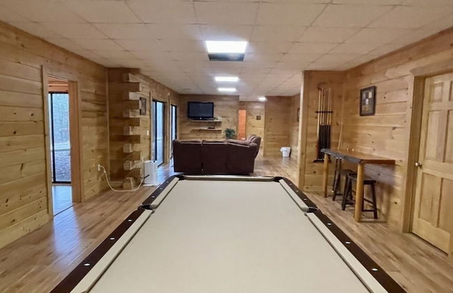 A true log cabin with 360 degree mountain views - Pet and Motorcycle friendly! 5 Bedroom Cabin by RedAwning - Foto 19