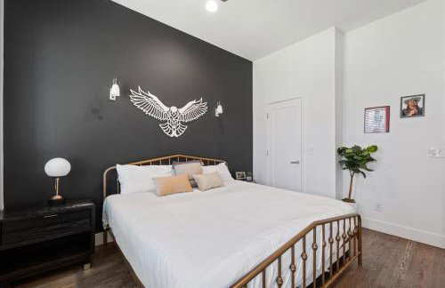 Nash House & Bars of Broadway with Patio Bar and Views! 8min Downtown! Sleeps 12! - Foto 38