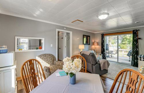 Wayland Retreat with Deck Walk to Downtown! - Foto 6