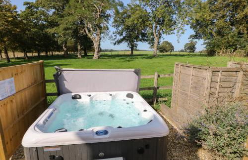 South Lodge - Longford Hall Farm Holiday Cottages - Photo 24