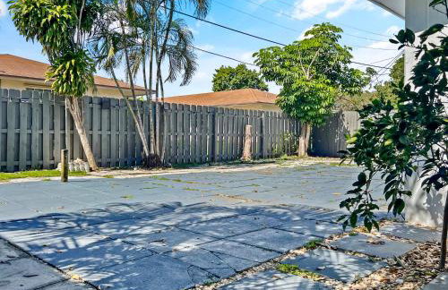 Stylish Tropical Key West Home - Private Yard, Free Parking & Laundry - Foto 18