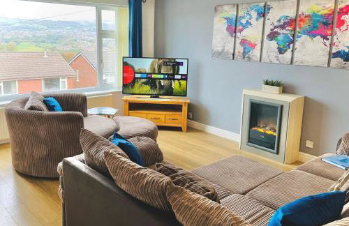 Lovely 4-bed home sleeps 8 Nr Bolton Stadium & M61 - Photo 1