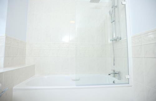 Is Y Coed Place By N And N Stays Ltd, Spacious 5 bed house in Wenvoe Cardiff, With Free Private Parking, Garden and WIFI - Photo 10