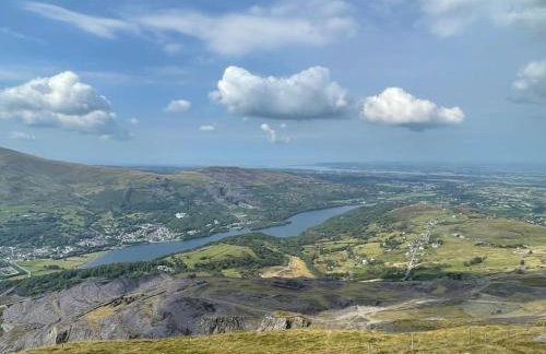 Compact Modern Apartment Single Person or Couple Only - Photo 20