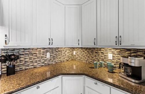 Beachfront Hideaway! Luxury Beachfront, SwimSpa, Game Room, Firepit by Bolivar Vacations - Foto 34