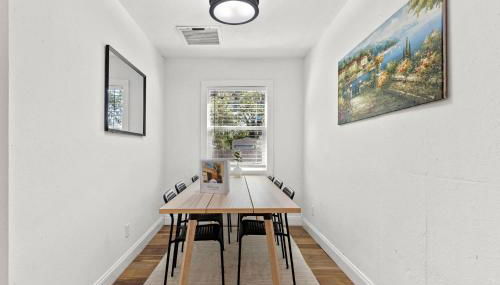 Treehouse is a Quaint 2 BR in an Up-and-Coming Part of Town, Pet Friendly with Fenced Yard and lounge area that is Close to Downtown Tampa - Foto 3