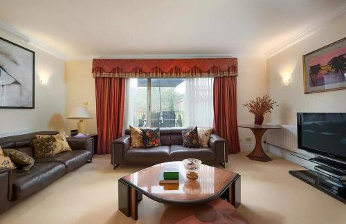 Spacious 2-bedroom Townhouse with Garden & Patio - Foto 8