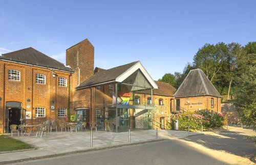 Bright 1 bedroom apartments near Farnham Castle - Photo 24