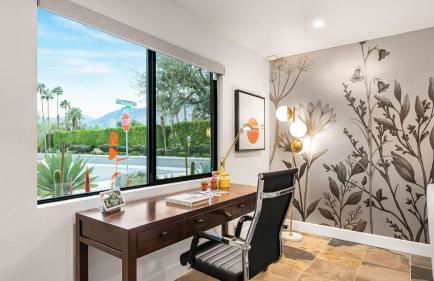 Design-forward Palm Springs home w saltwater pool lush yard multiple outdoor dining areas Casa Papagayo by AvantStay - Foto 22