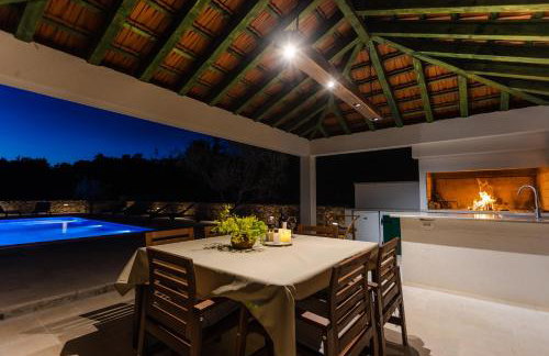 Charming stone house with private pool & jacuzzi - Holiday Home Vera - Photo 8