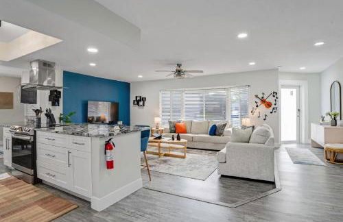 Luxe by Jenn - 3BR Retreat with Heated Pool - Photo 44