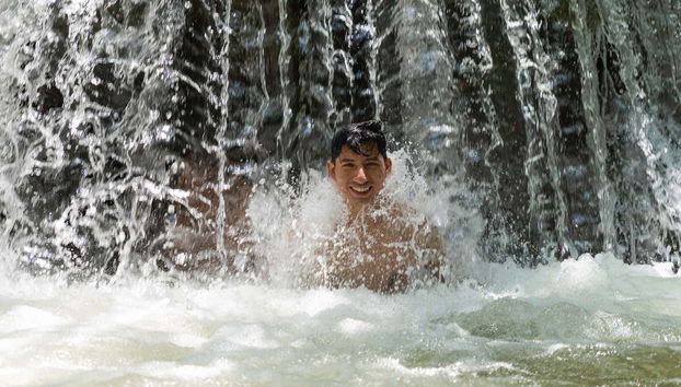 Debajo de la cascadas