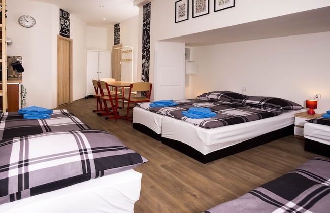 School Apartment by metro stop Vyšehrad - Foto 10