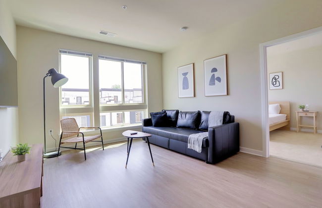 Stylish 2BR Condo in Alexandria - Photo 1
